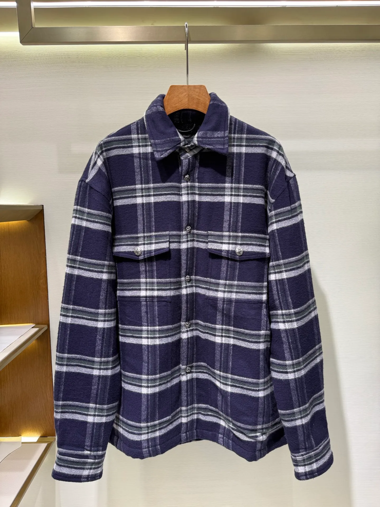 P680 Chrome Hearts Chrome Hearts Plaid Velvet Distressed Button Shirt Jacket Chrome Hearts Chrome Hearts FW25 plaid long-sleeved shirt combines the classic distressed cross logo buttons to show a unique brand style. It adopts a long-sleeved design, suitable for wearing in autumn and winter, showing a fashionable and casual style to increase the comfort and fashion of wearing.  Fabric: 100% cotton 100% polyester Craftsmanship: Customized distressed hardware, symmetrical plaid tailoring Size: S M L XL 3331517